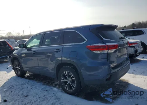 2018 Toyota Highlander Le z USA, uszkodzony, nr VIN 5TDBZRFH9JS888908